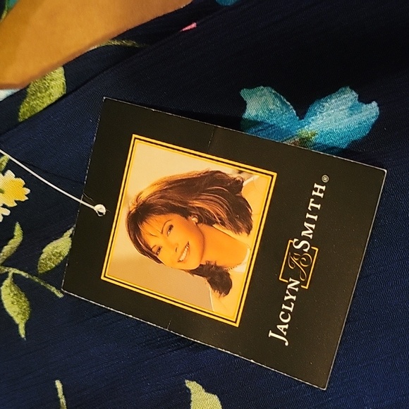 NWT: Jaclyn Smith Floral Keyhole Neck Shirt - Picture 9 of 9